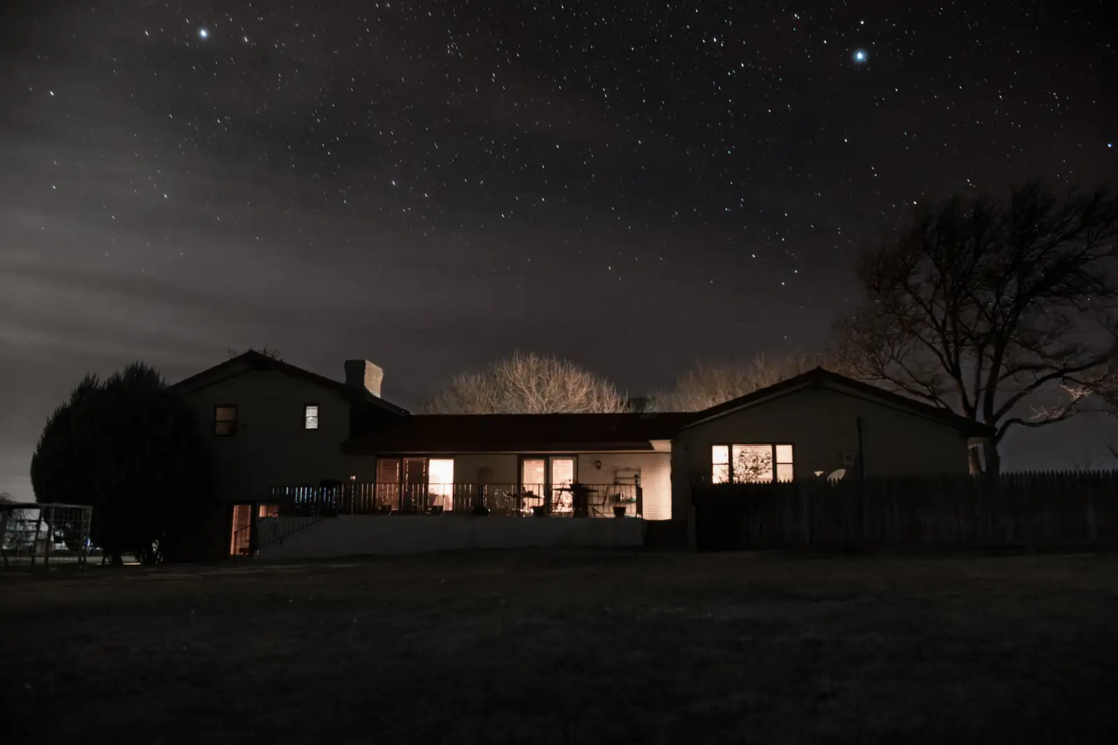 Casa di campagna di notte sotto le stelle