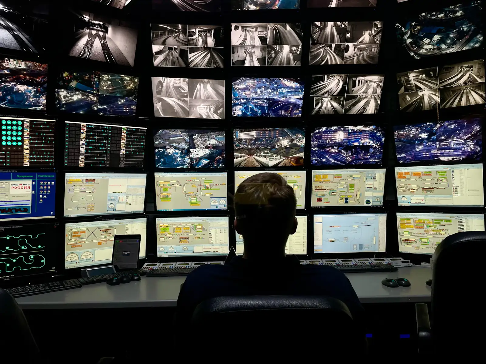 Operatore davanti alla parete di monitor della centrale