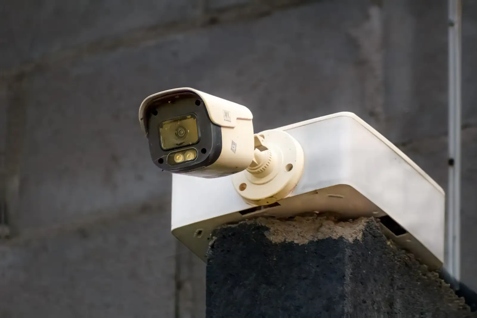 Telecamera di sicurezza su un muro