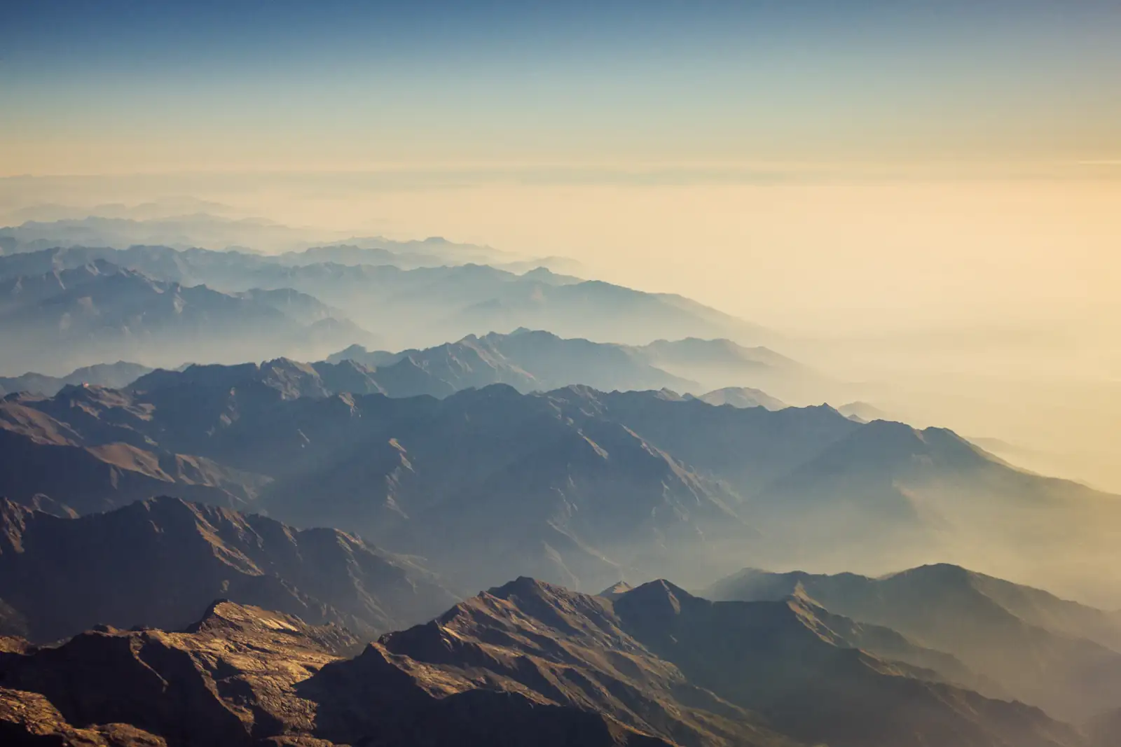 Le Alpi piemontesi all'alba tra la nebbia