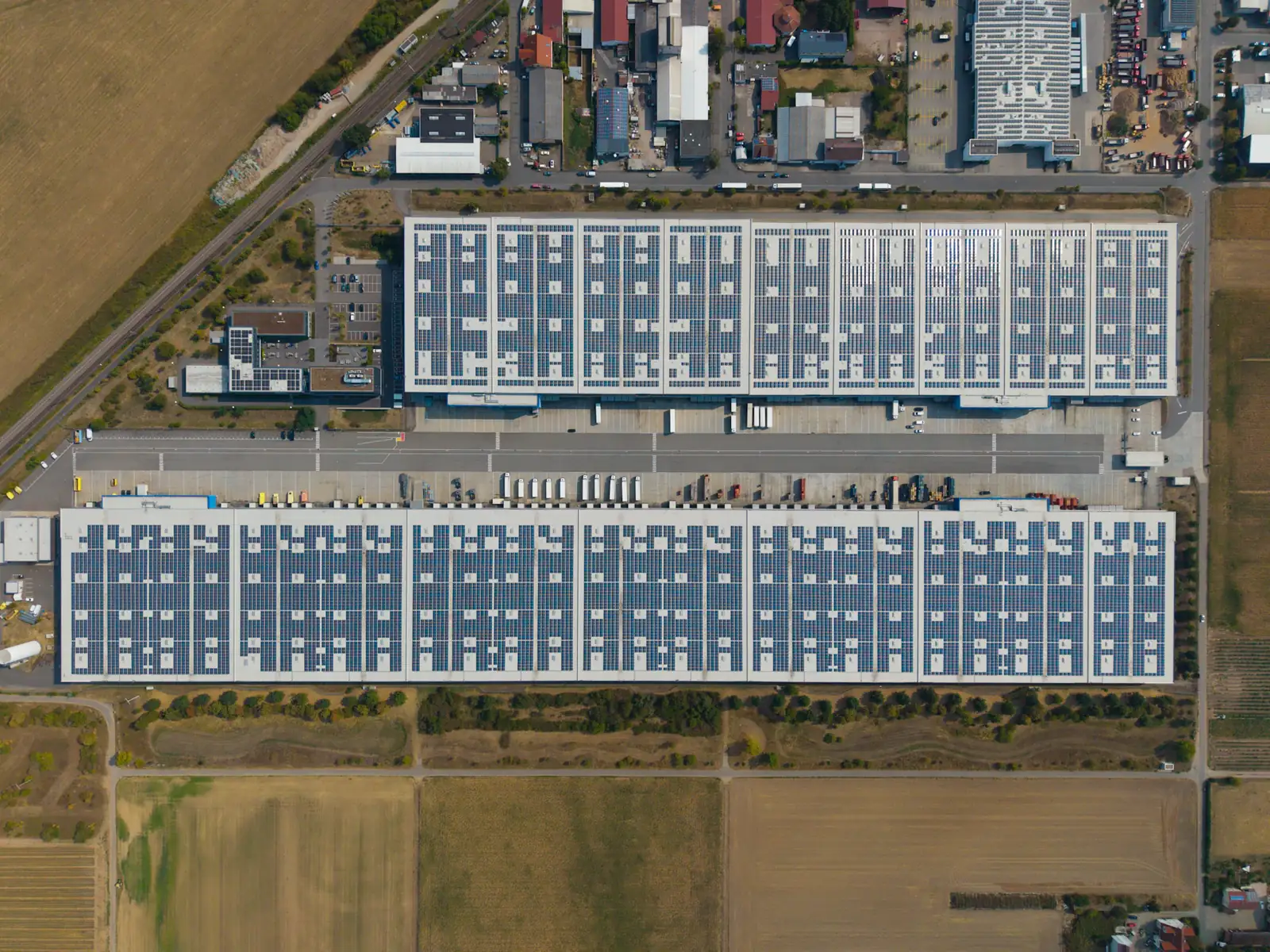 Capannoni industriali con coperture fotovoltaiche