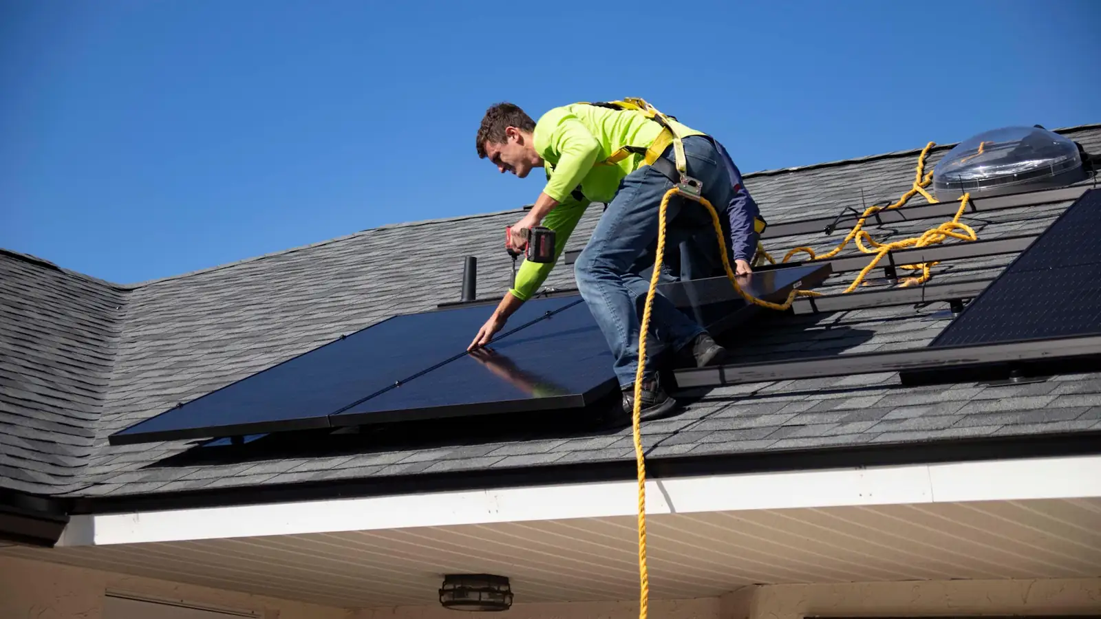 Installatore al lavoro su un tetto fotovoltaico