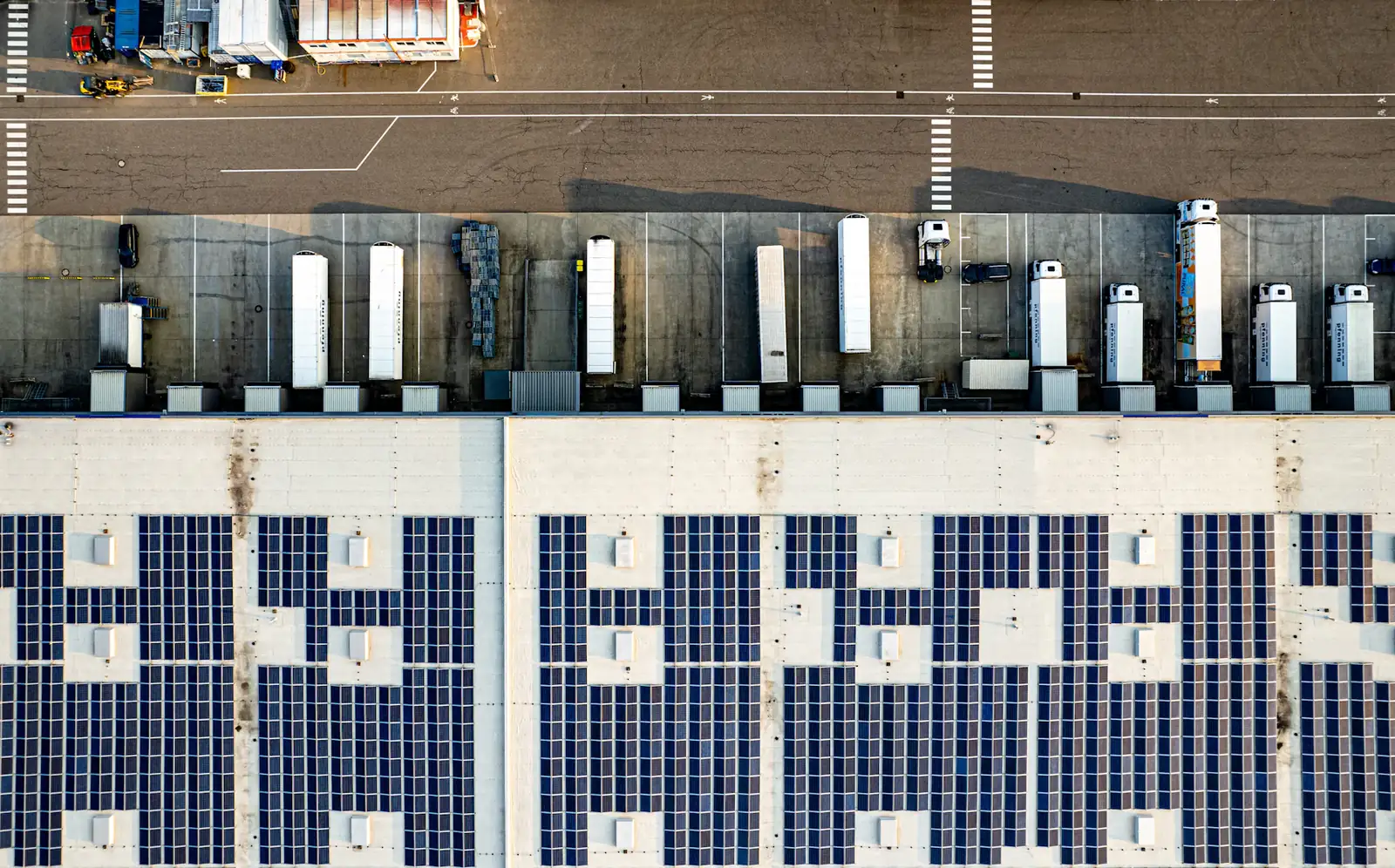 Parcheggio coperto da pensiline fotovoltaiche
