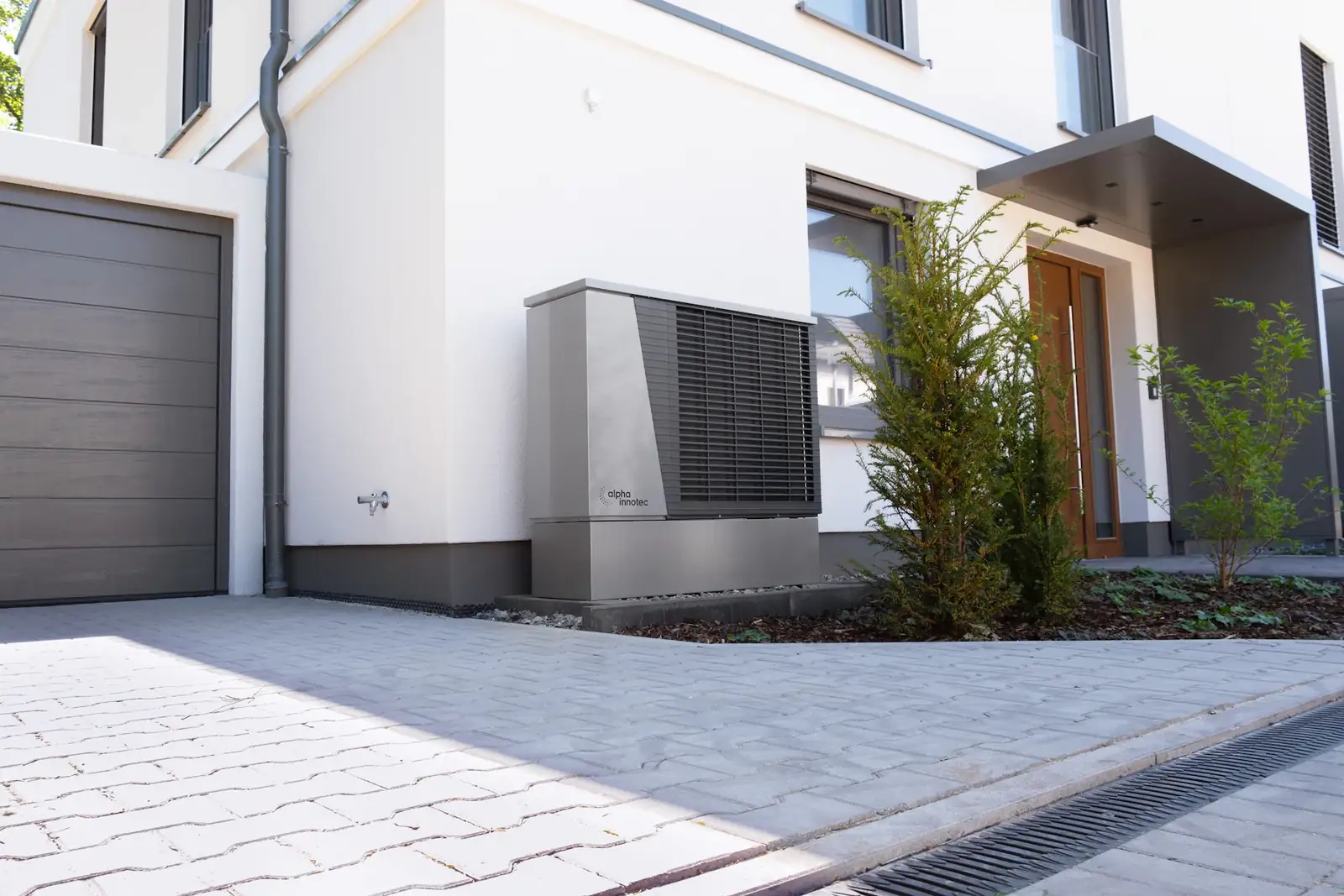 Pompa di calore davanti a una casa moderna