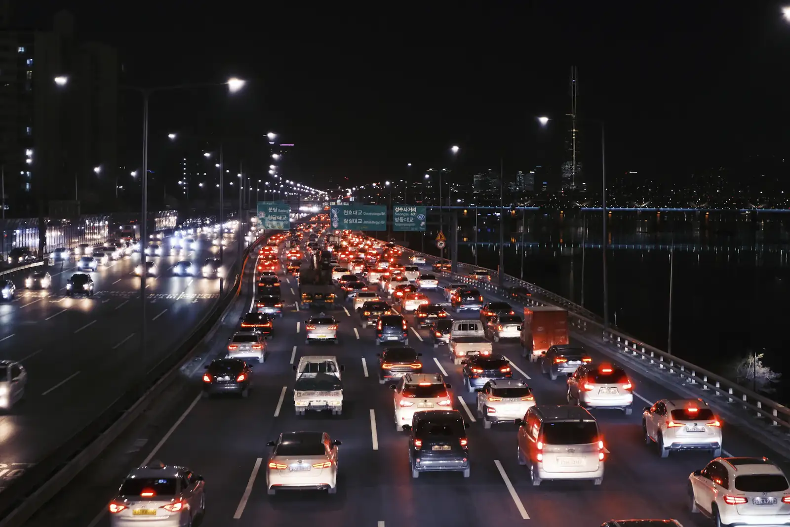Traffico su una strada di notte