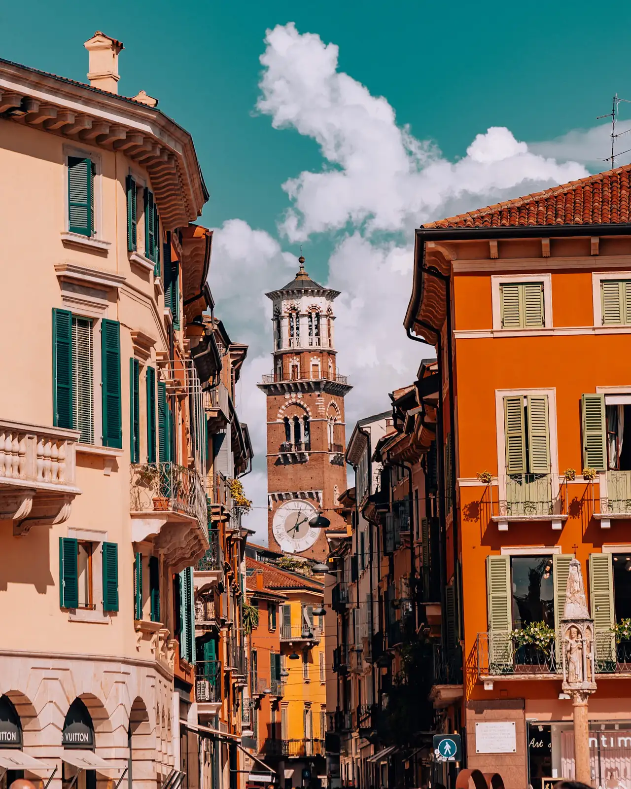 Via di una città italiana con torre civica