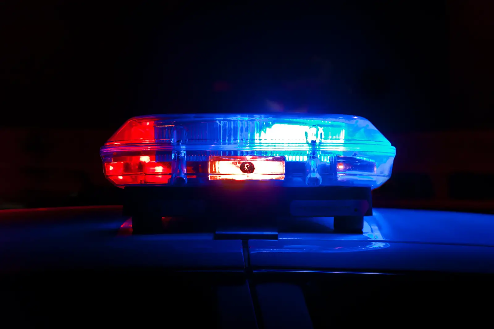 Lampeggiante blu e rosso di un'auto di pattuglia